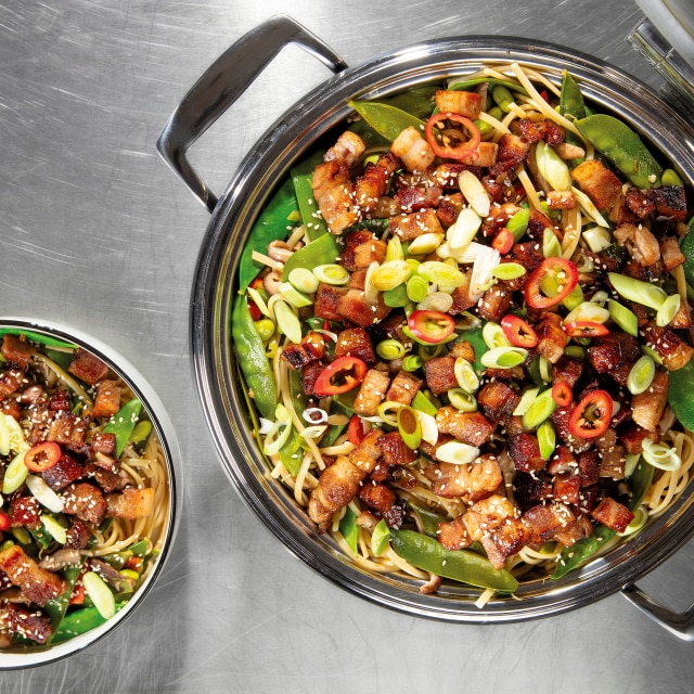 Makaron asian noodles/ karmelizowany boczek/ groszek cukrowy/ fasola edamame/ grzyby shiitake/ cebula dymka